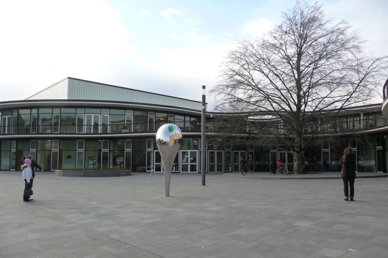 Skulptur vor dem Gebäude