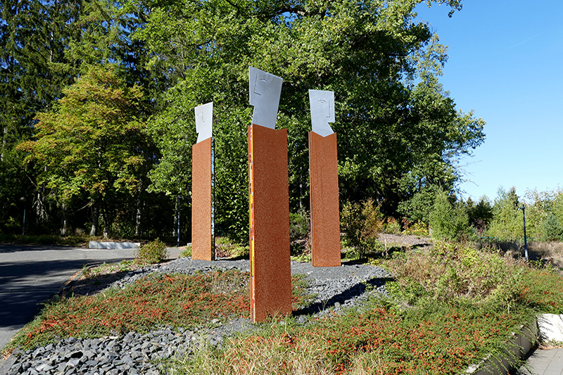 drei Skulpturen aus Stahl im Grünbereich