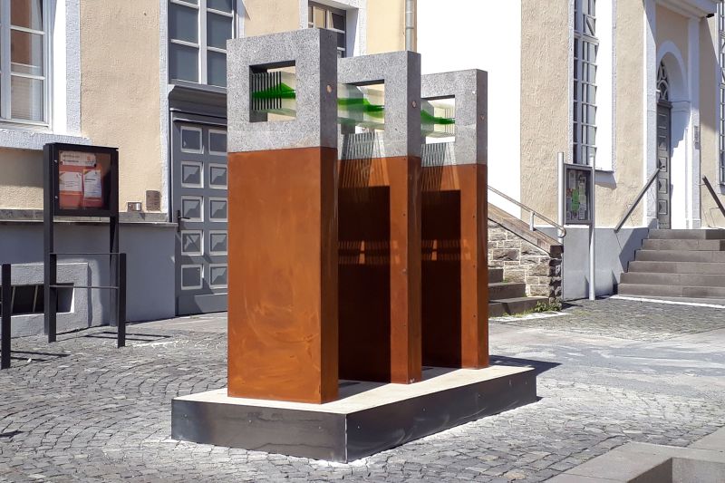 Kunstwerk vor Gebäude 