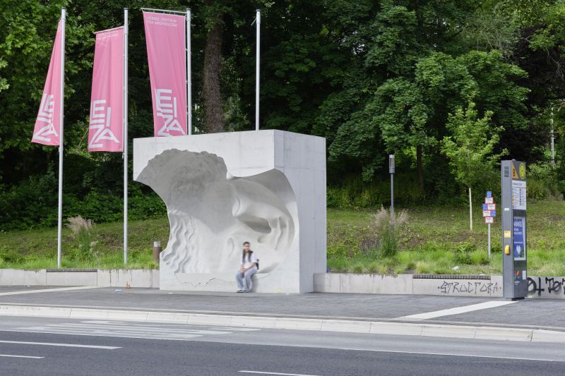 eine Person sitzt in der Kunsthaltestelle