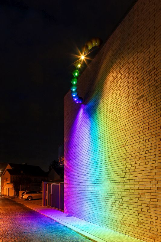 Fassade und Kugeln auf bunten Lichtkelch 