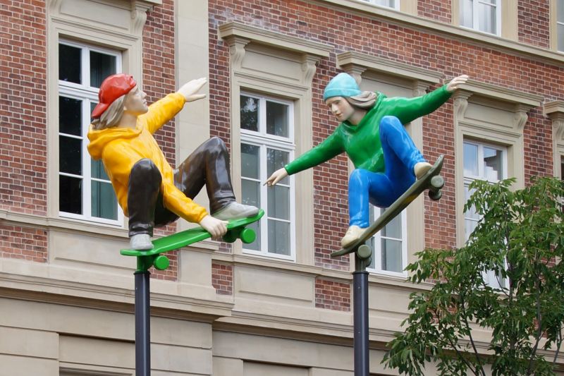 Kunstwerk Skater*in vor Schulgebäude