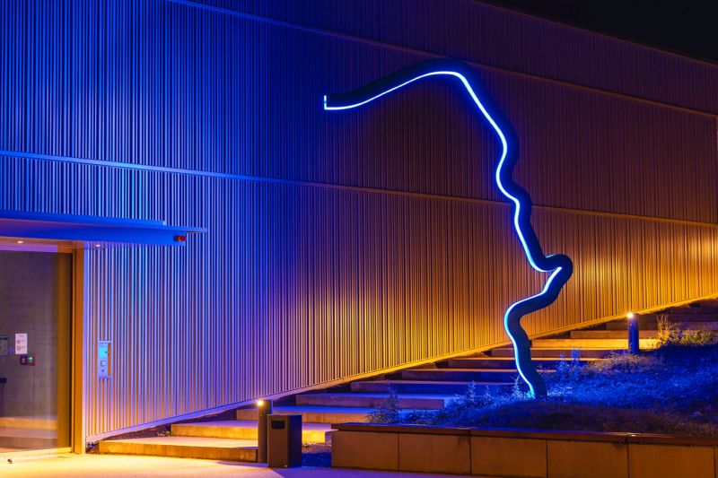 leuchtende Skulptur mit blauen LED