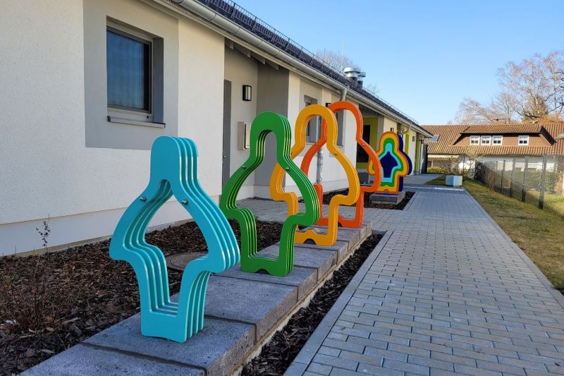 Figuren zwischen dem Gebäude und Weg